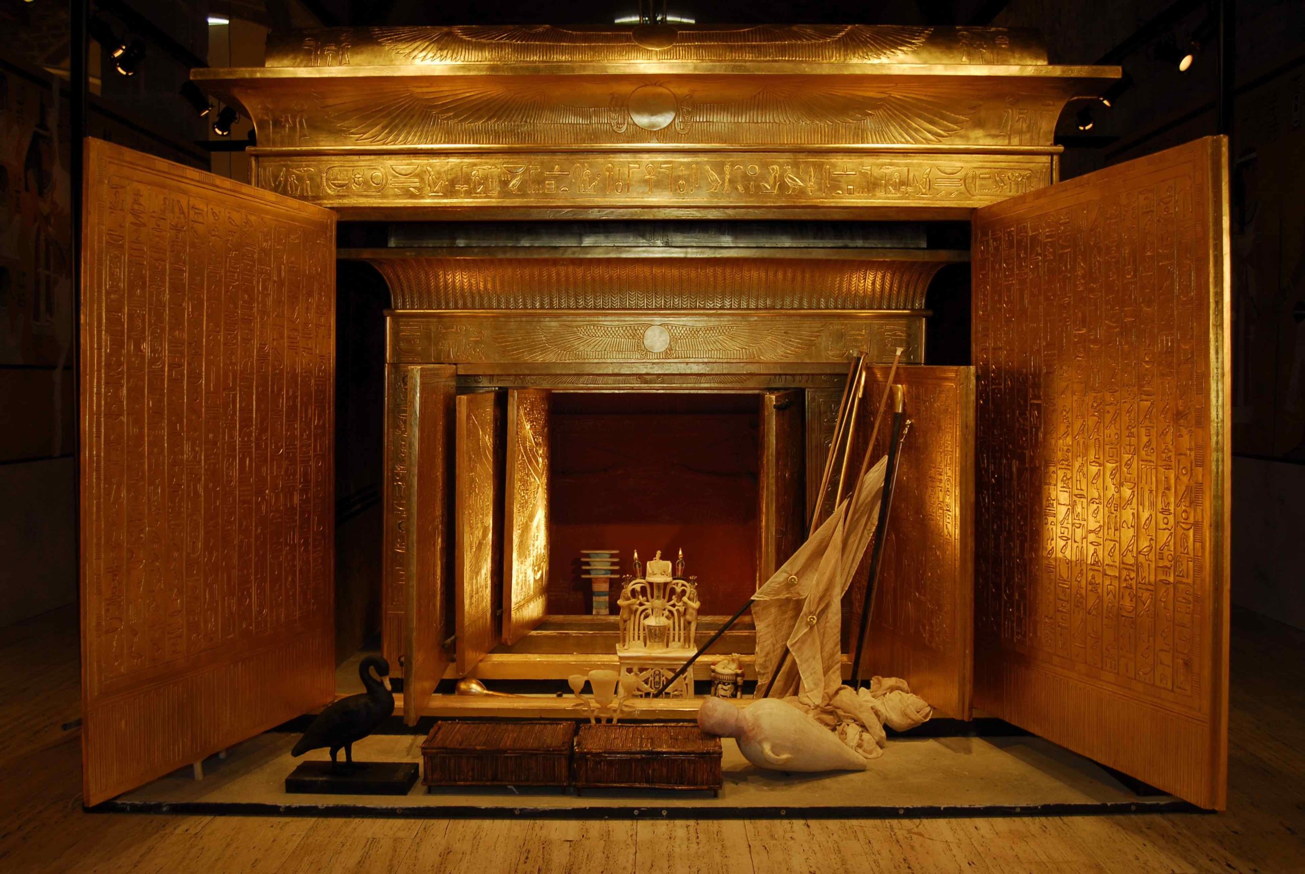 Tutankhamun exhibition Brussels - Opened shrine